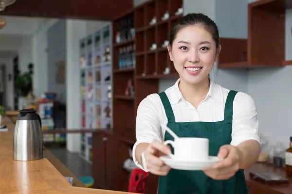 Mooie jonge vrouw werkt in café — Stockfoto