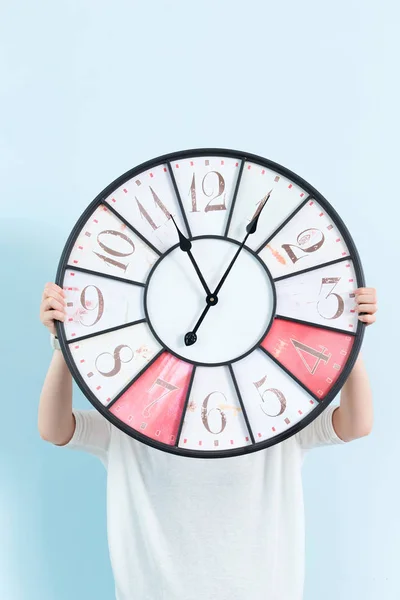 Young pretty woman with clock — Stockfoto