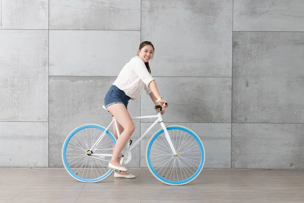 Junge hübsche Frau mit Fahrrad — Stockfoto