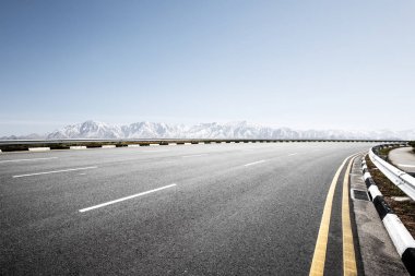 Boş yol kar Dağları ile 