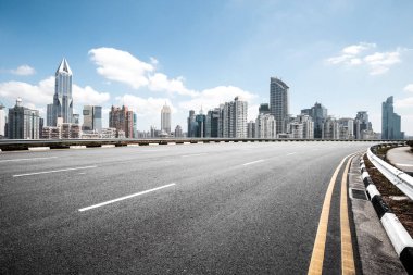 Cityscape ile boş yol 