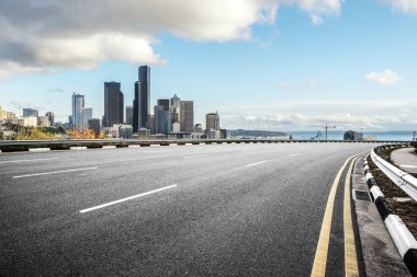 Cityscape ile boş yol 