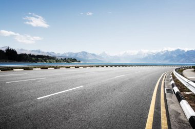 kar dağlar göl ile boş yol 