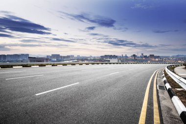 boş asfalt yol ve Hangzhou cityscape 