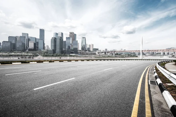 Strada vuota con paesaggio urbano — Foto Stock