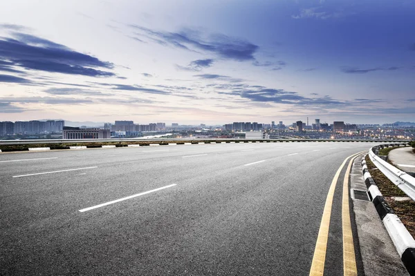 Leere Asphaltstraße und Stadtbild von Hangzhou — Stockfoto