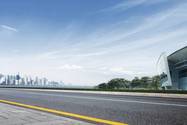 Boş asfalt yol ve Hangzhou cityscape — Stok fotoğraf