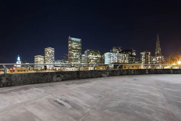 旧金山的道路和城市夜景 — 图库照片