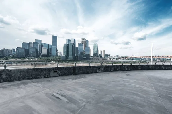 空のコンクリート道路と重慶市の都市景観 — ストック写真