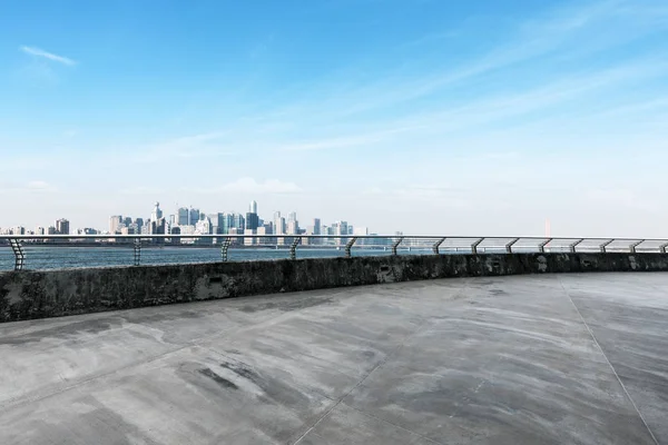 Puste Drogi Betonowe Panoramę Miasta Hangzhou Błękitne Niebo — Zdjęcie stockowe