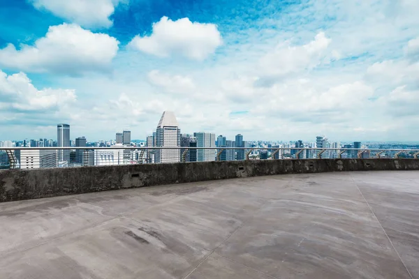 Lege betonnen weg en stadsgezicht van Tsjoengking — Stockfoto