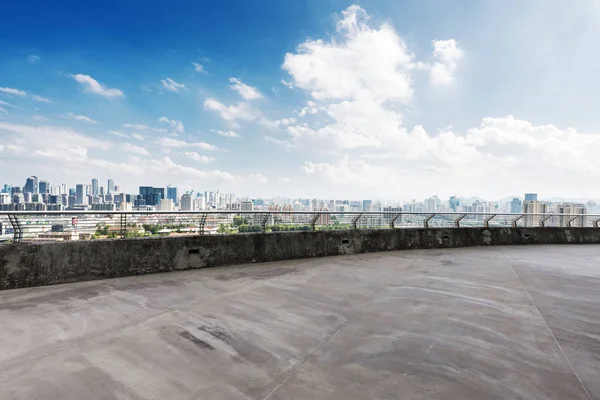 Estrada de concreto vazio e paisagem urbana de Chongqing — Fotografia de Stock