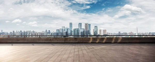 Pavimento in marmo vuoto con paesaggio urbano di Hangzhou — Foto Stock