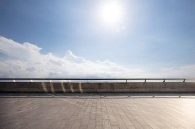 boş yere mavi güneşli gökyüzü