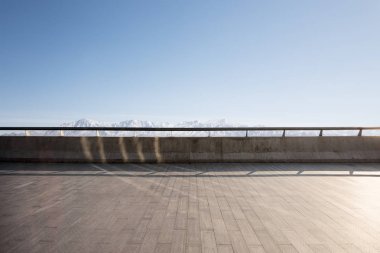 boş yere ve mavi gökyüzü, beyaz kar dağ