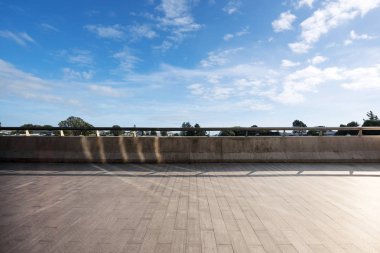 boş yere ve mavi gök yeşil orman evde