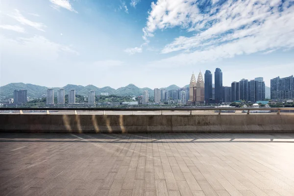 Piso de mármol vacío con paisaje urbano de Chongqing —  Fotos de Stock