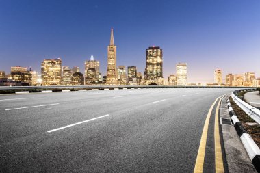 boş asfalt yol ve mavi gökyüzü San Francisco'da cityscape