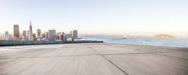 Пустой мраморный пол с городским пейзажем Сан-Франциско — стоковое фото