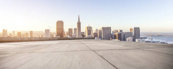 Leerer Marmorboden mit Stadtbild von San Francisco — Stockfoto