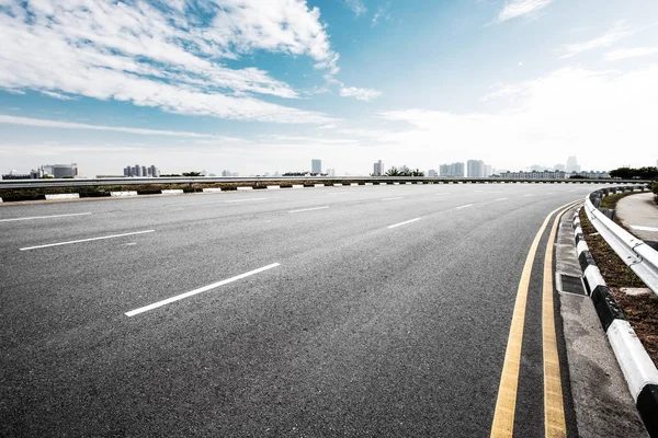 boş asfalt yol ve Hangzhou mavi bulut gökyüzünde cityscape