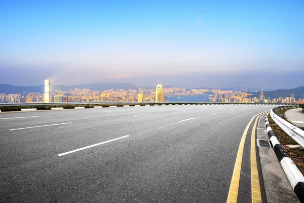 Пустая Асфальтовая Дорога Городской Пейзаж Гонконга Голубом Небе — стоковое фото