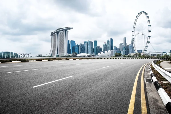 Boş Asfalt Yol Mavi Gökyüzü Singapur Cityscape — Stok fotoğraf