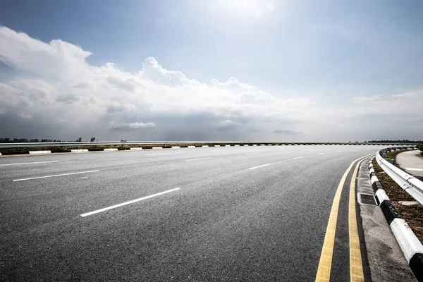 Strada Asfaltata Rurale Vuota Nel Cielo Nuvoloso Soleggiato Blu — Foto Stock