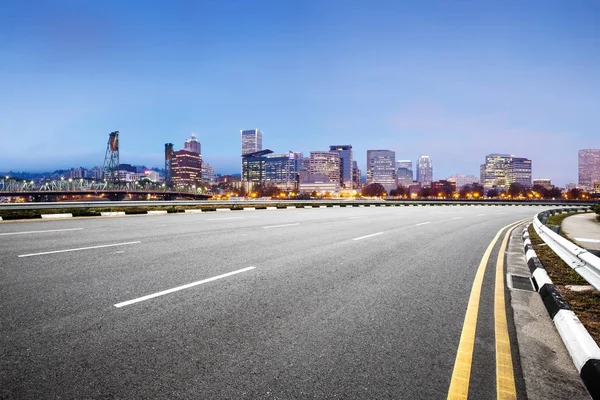 Boş Asfalt Yol Alacakaranlıkta Mavi Gökyüzü Portland Cityscape — Stok fotoğraf