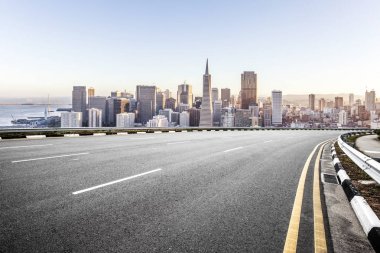 boş asfalt yol ve mavi gökyüzü San Francisco'da cityscape