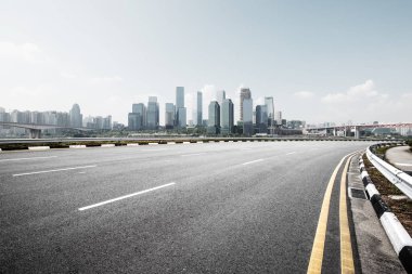 boş asfalt yol ve Hangzhou cityscape 