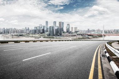 boş asfalt yol ve Hangzhou cityscape 