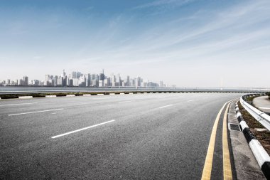 boş asfalt yol ve Hangzhou cityscape 