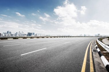 boş asfalt yol ve Hangzhou cityscape 