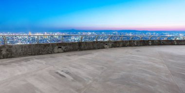 boş beton yol ve Hangzhou gündoğumu, bulut gökyüzünde cityscape