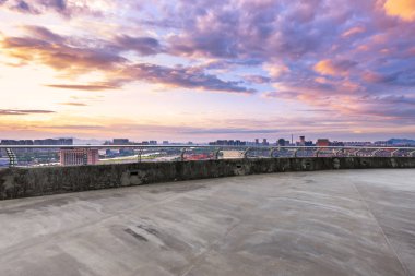 boş beton yol ve Hangzhou gündoğumu, bulut gökyüzünde cityscape