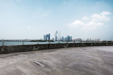 boş beton yol ve mavi gökyüzü Suzhou'da cityscape