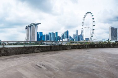 boş beton yol ve mavi gökyüzü Singapur'da cityscape