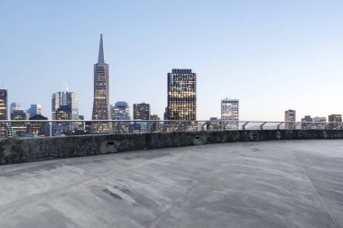 boş beton yol ve San Francisco cityscape