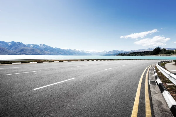 Leere Asphaltstraße Und Schöner See Blauem Himmel — Stockfoto