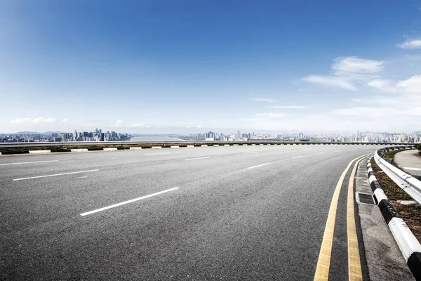 Prázdné asfaltovou silnici a panoráma města Chang-čou — Stock fotografie