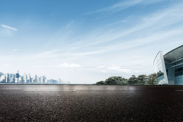 Tom asfaltvägen och stadsbilden i Hangzhou — Stockfoto