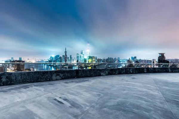 Lege betonnen weg en stadsgezicht van Shanghai — Stockfoto