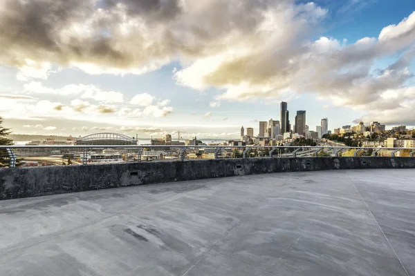Estrada de concreto vazio e paisagem urbana de Los Angeles — Fotografia de Stock