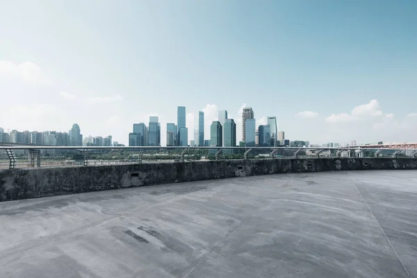 Prázdné betonová silnice a panoráma města Čchung-čching — Stock fotografie