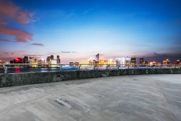 Empty concrete road with cityscape — Stock Photo, Image