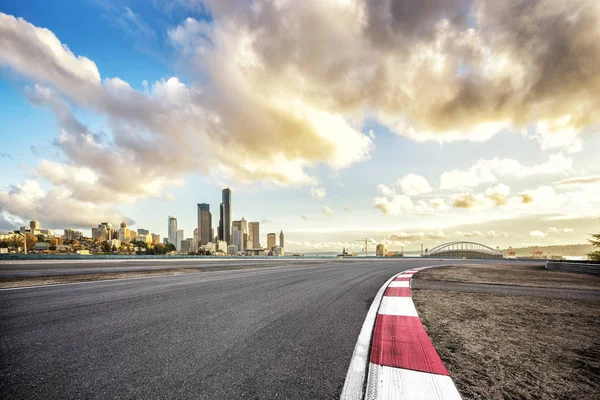 Empty road with cityscape of Los Angeles — Stock Photo, Image