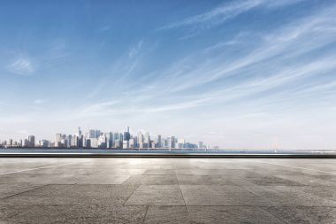 cityscape suyla yakınındaki boş mermer zemin 