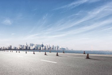 cityscape suya yakın olan boş yol