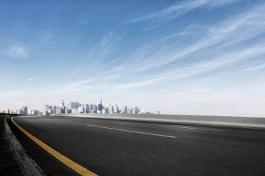 cityscape suya yakın olan boş yol